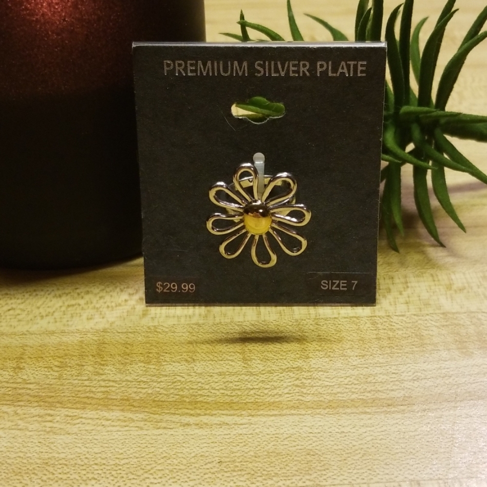 Silver Plate two tone flower ring size 7